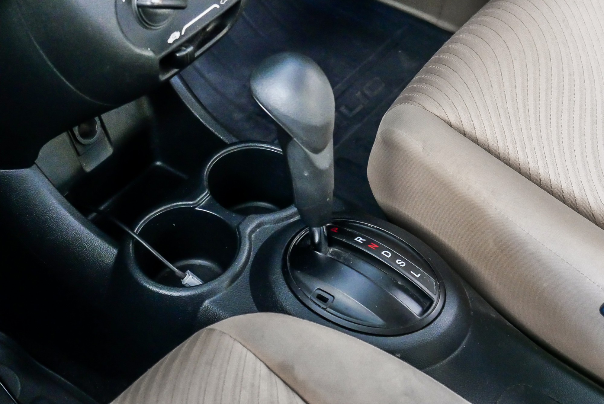 Honda Mobilio ปี 2015 สีขาว (รูปที่ 8)