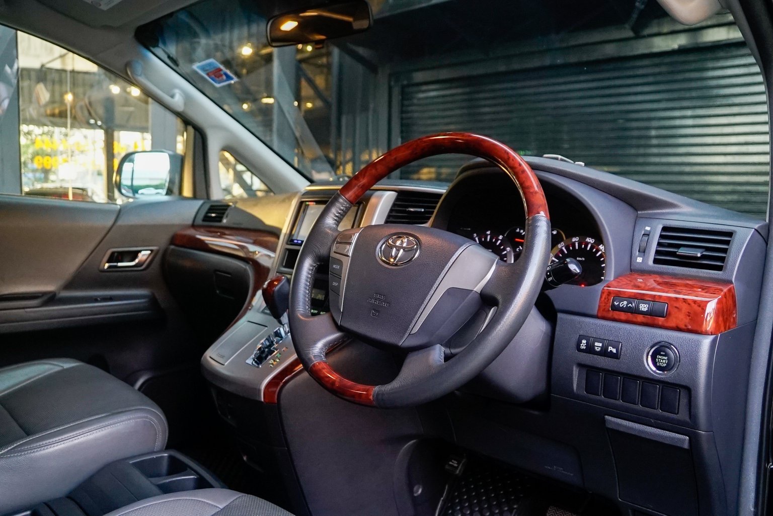 Toyota Vellfire ปี 2012 สีดำ (รูปที่ 8)