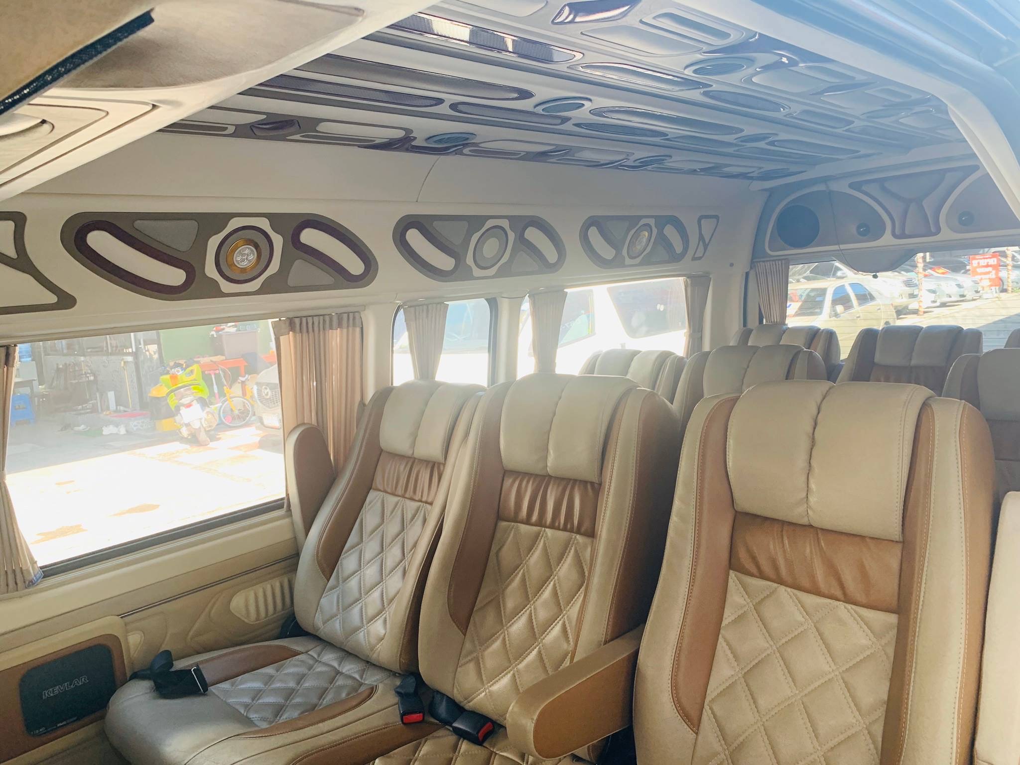Toyota HiAce Commuter ปี 2011 สีขาว (รูปที่ 3)