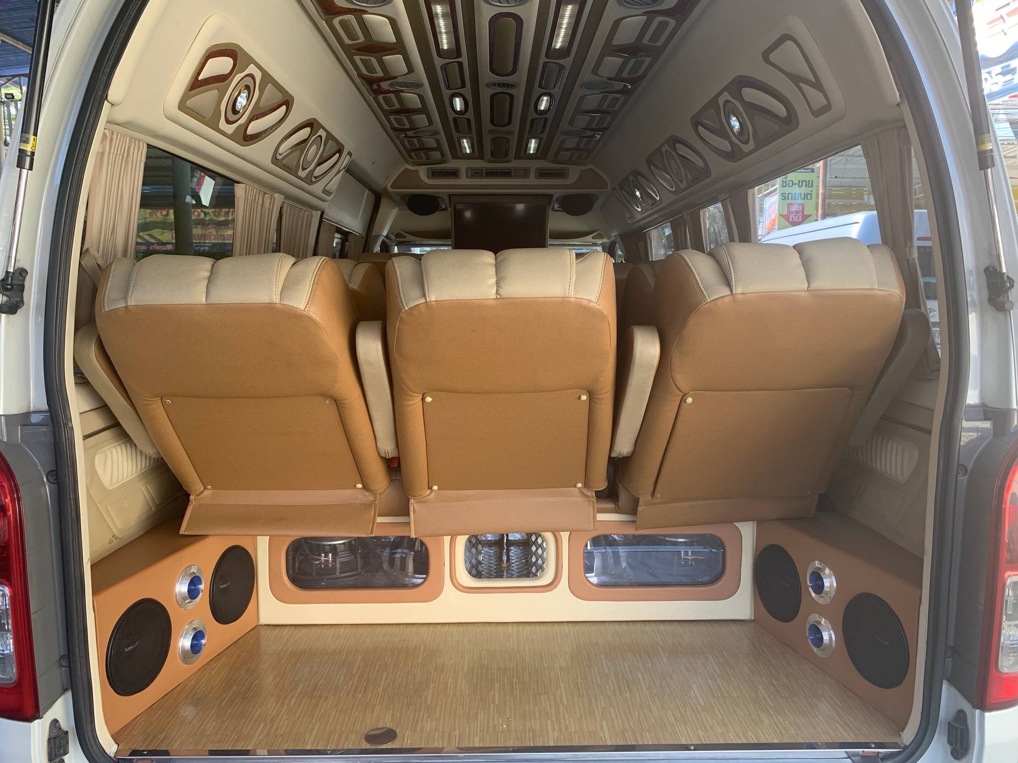 Toyota HiAce Commuter ปี 2011 สีขาว (รูปที่ 4)