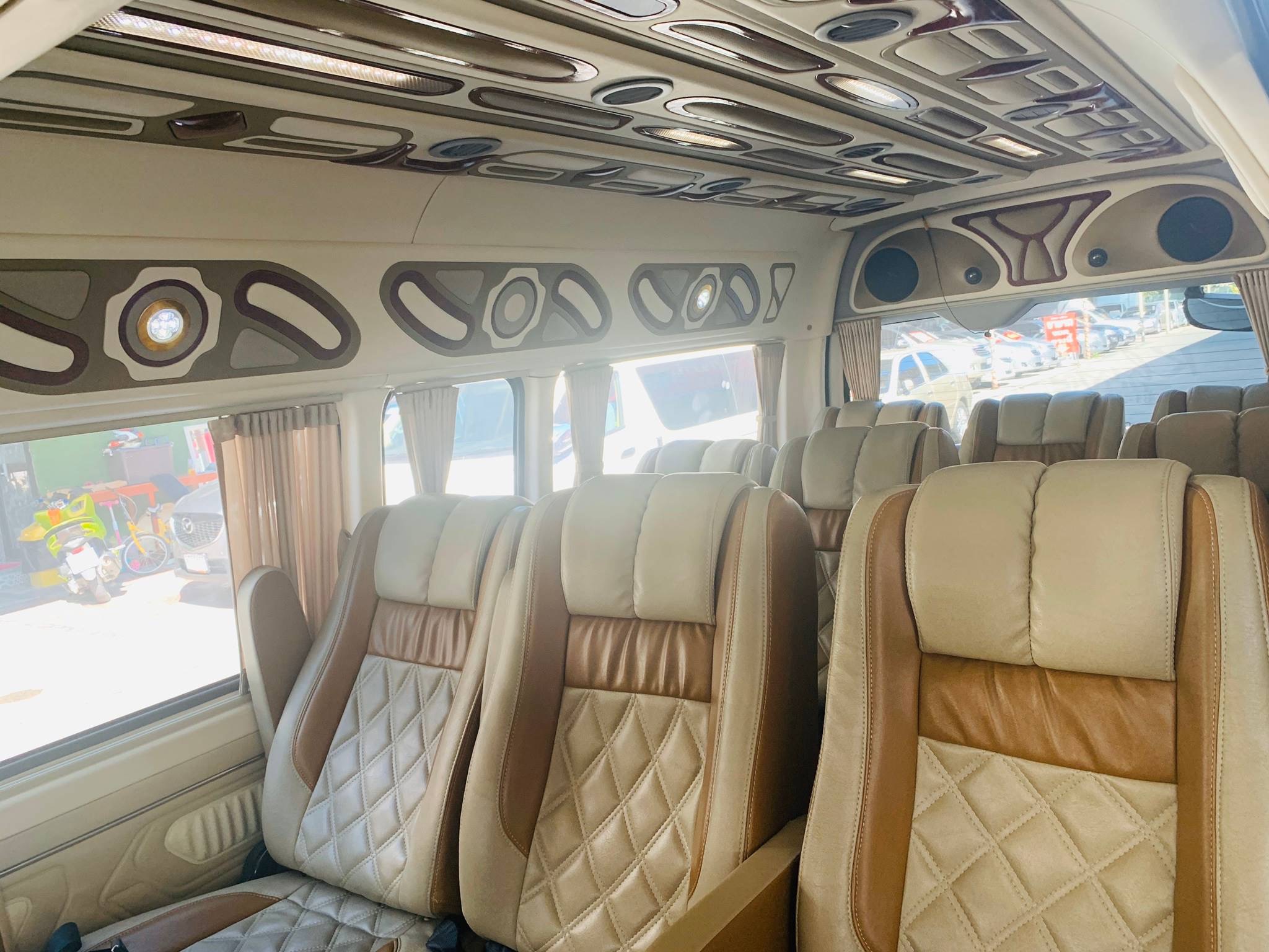 Toyota HiAce Commuter ปี 2011 สีขาว (รูปที่ 7)