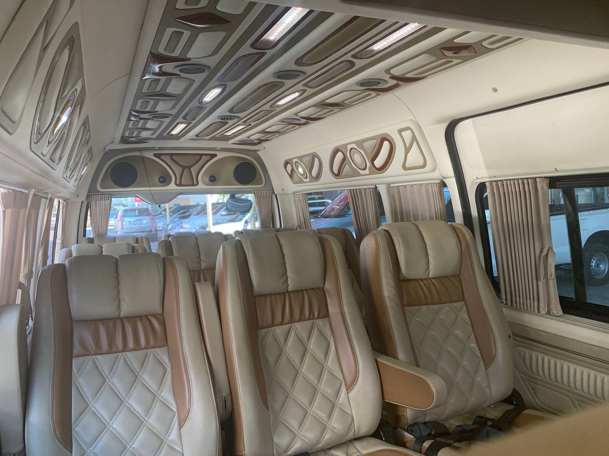 Toyota HiAce Commuter ปี 2011 สีขาว (รูปที่ 8)