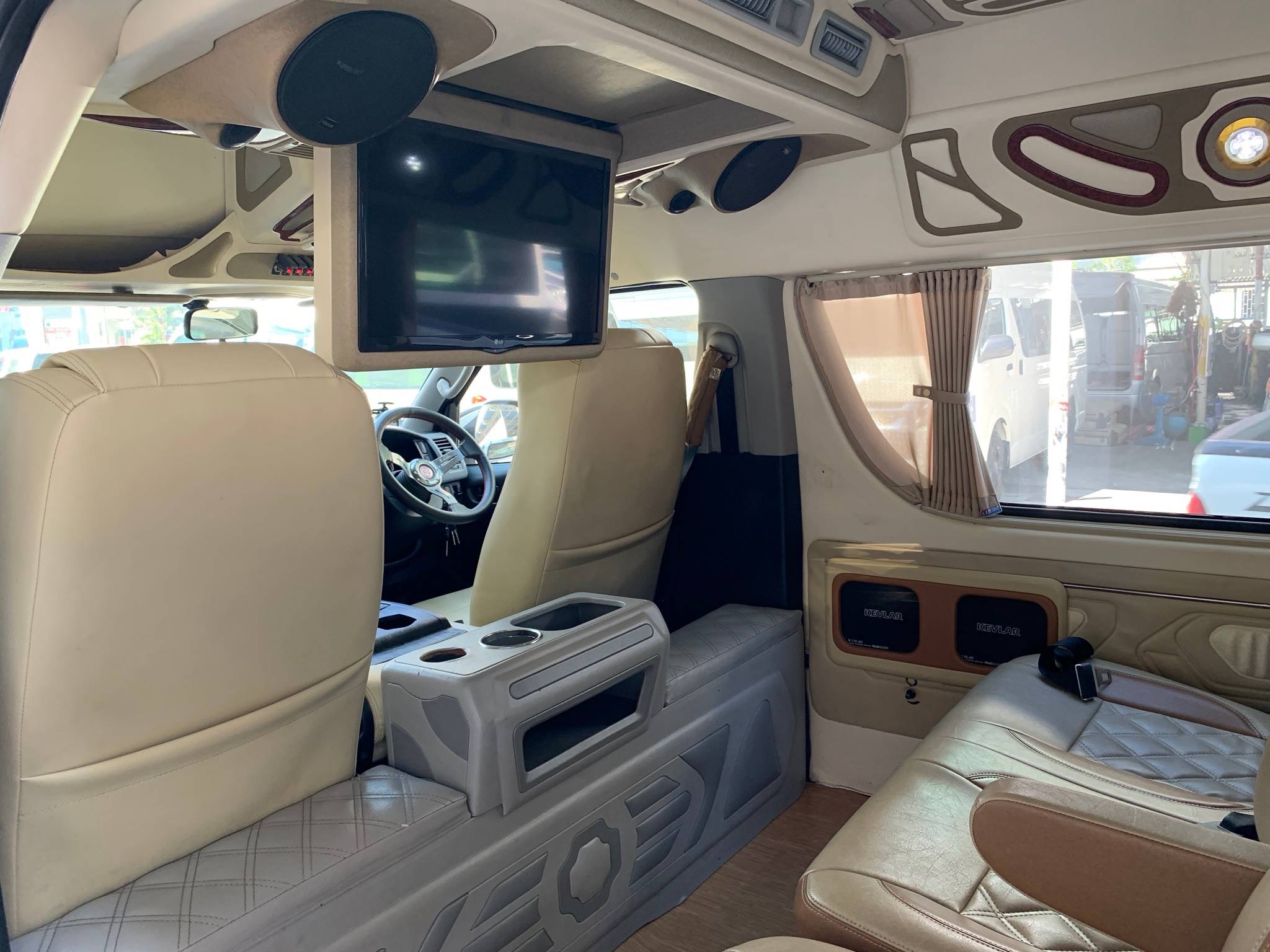 Toyota HiAce Commuter ปี 2011 สีขาว (รูปที่ 2)
