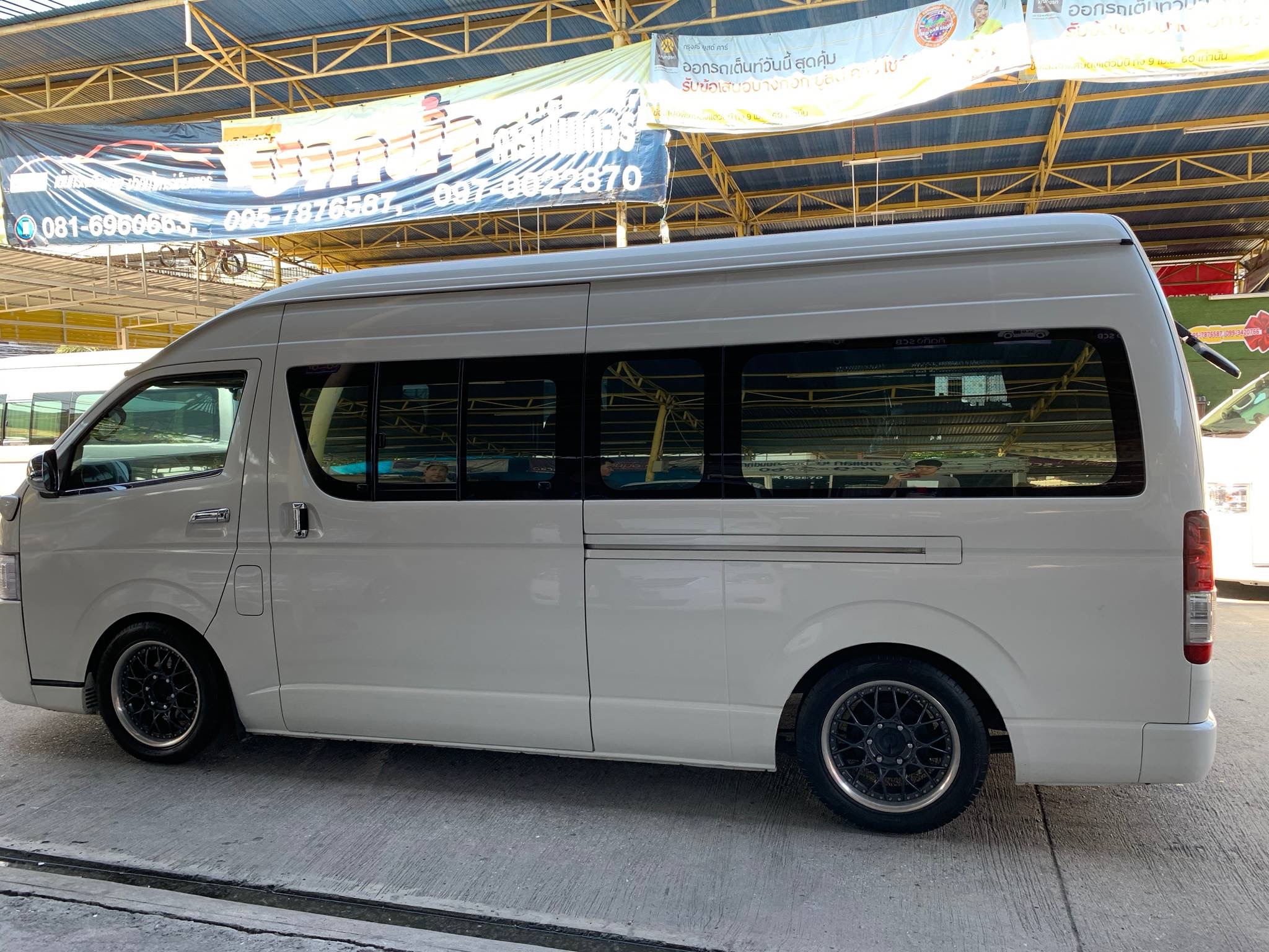 Toyota HiAce Commuter ปี 2011 สีขาว (รูปที่ 12)