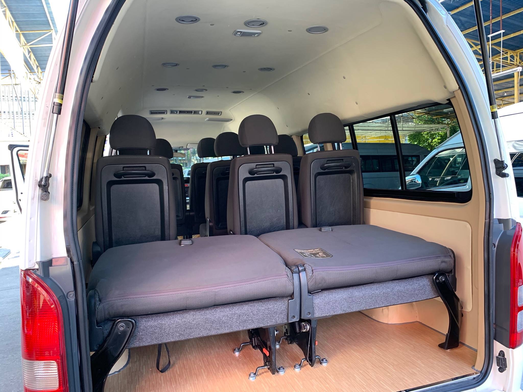 Toyota HiAce Commuter ปี 2008 สีขาว (รูปที่ 10)