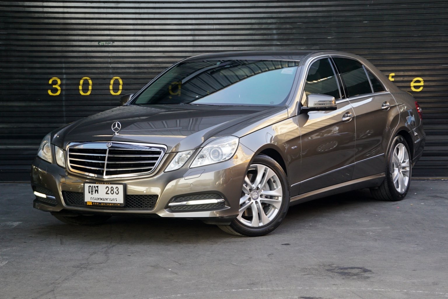 Mercedes-Benz E-Class W212 E250 ปี 2010 สีเทา