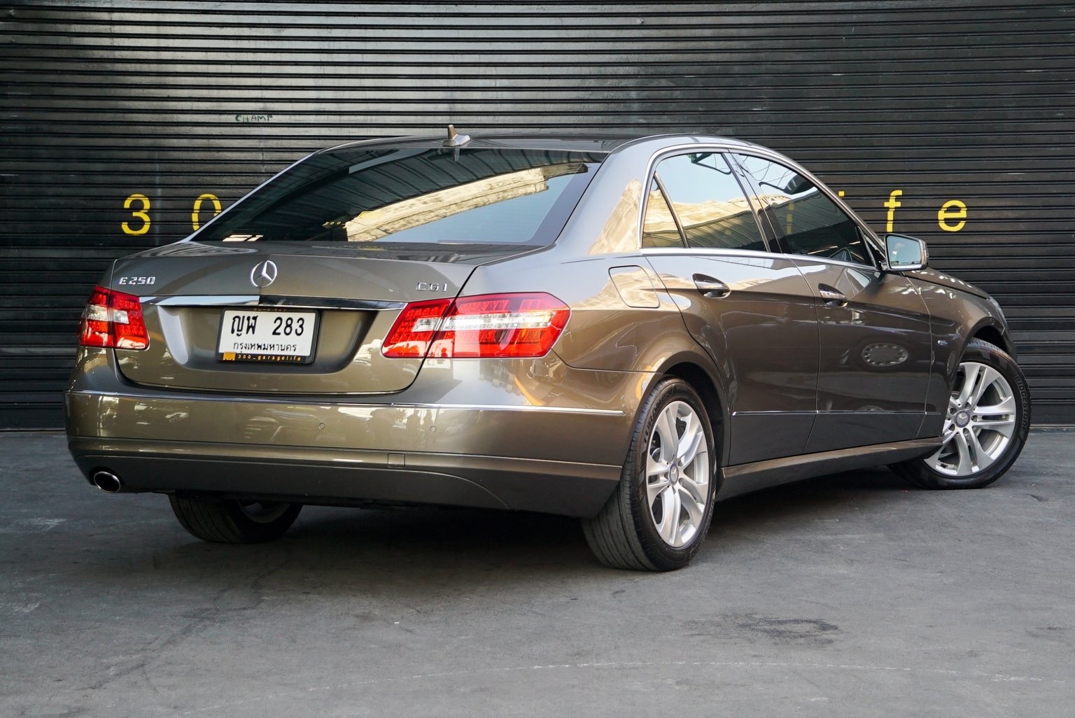Mercedes-Benz E-Class W212 E250 ปี 2010 สีเทา (รูปที่ 2)