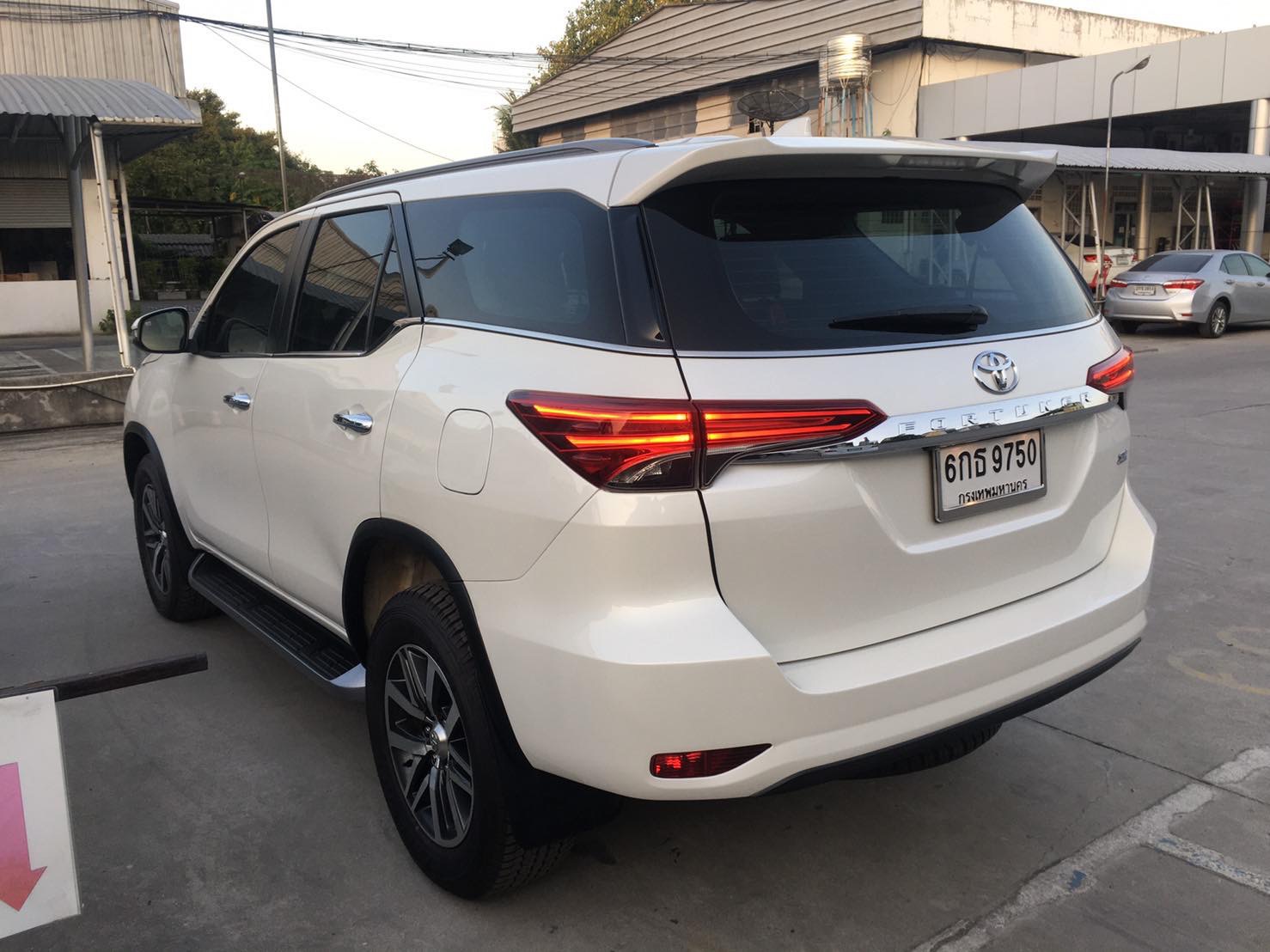 Toyota Fortuner ปี 2017 สีขาว