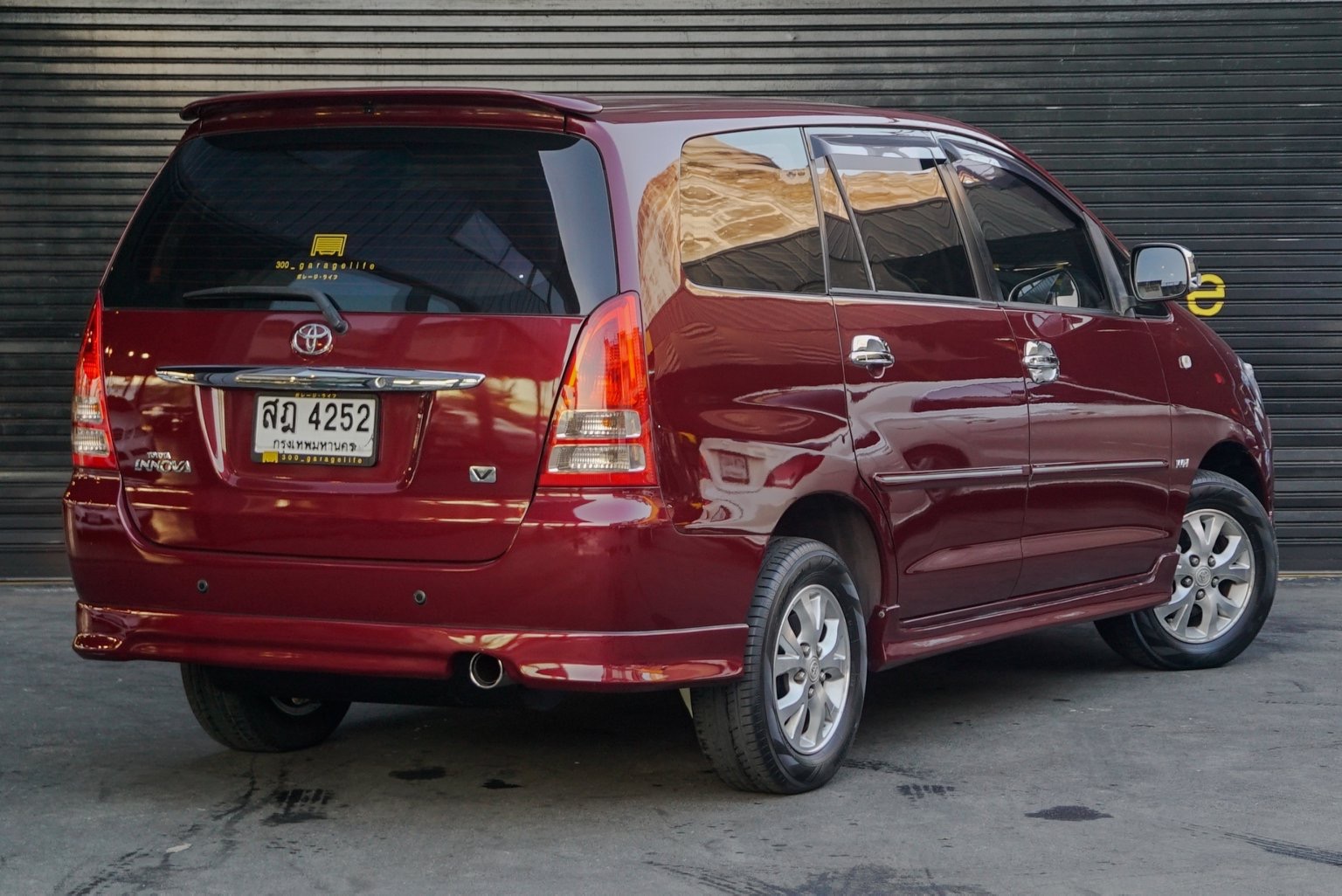 Toyota Innova ปี 2005 สีแดง