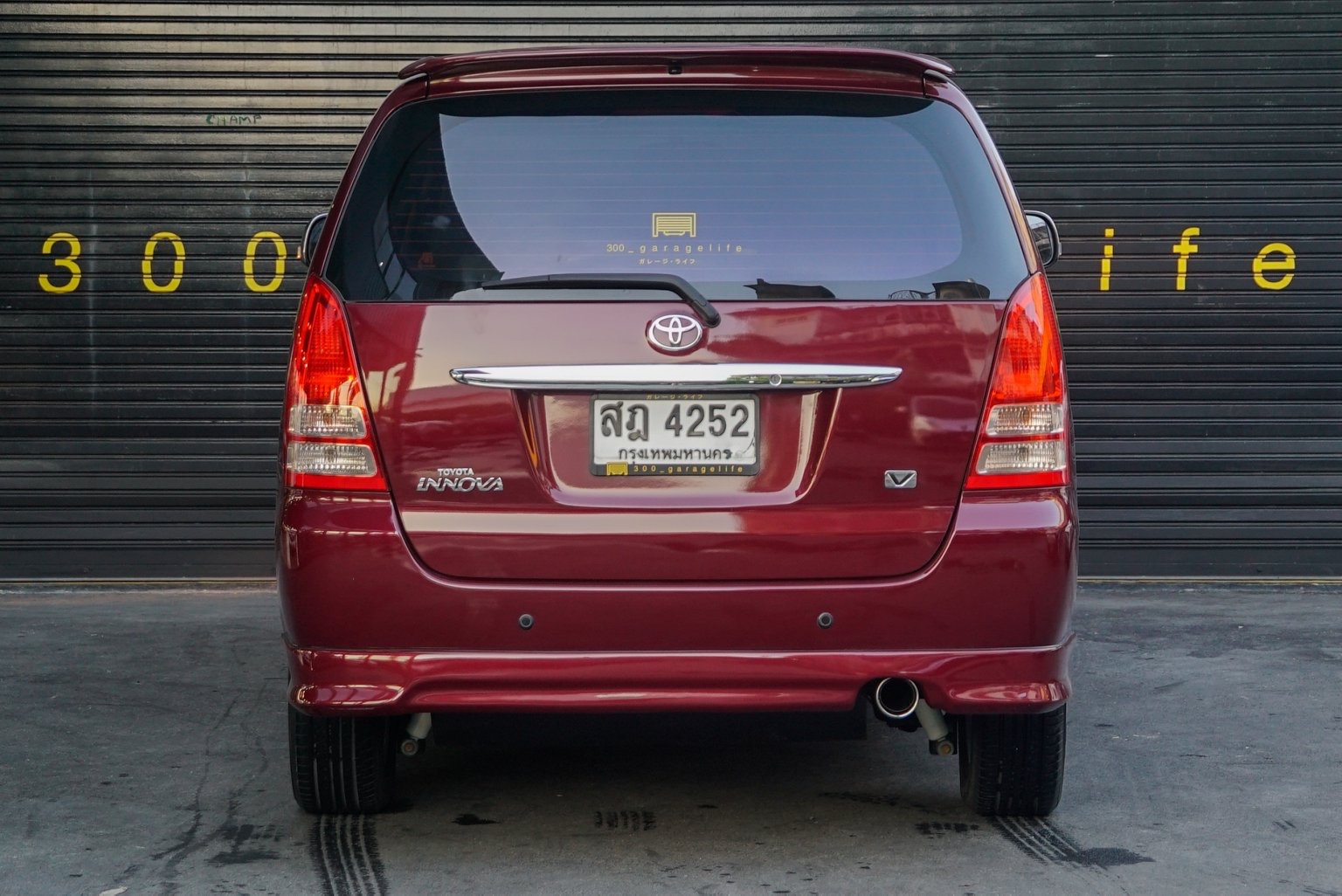 Toyota Innova ปี 2005 สีแดง