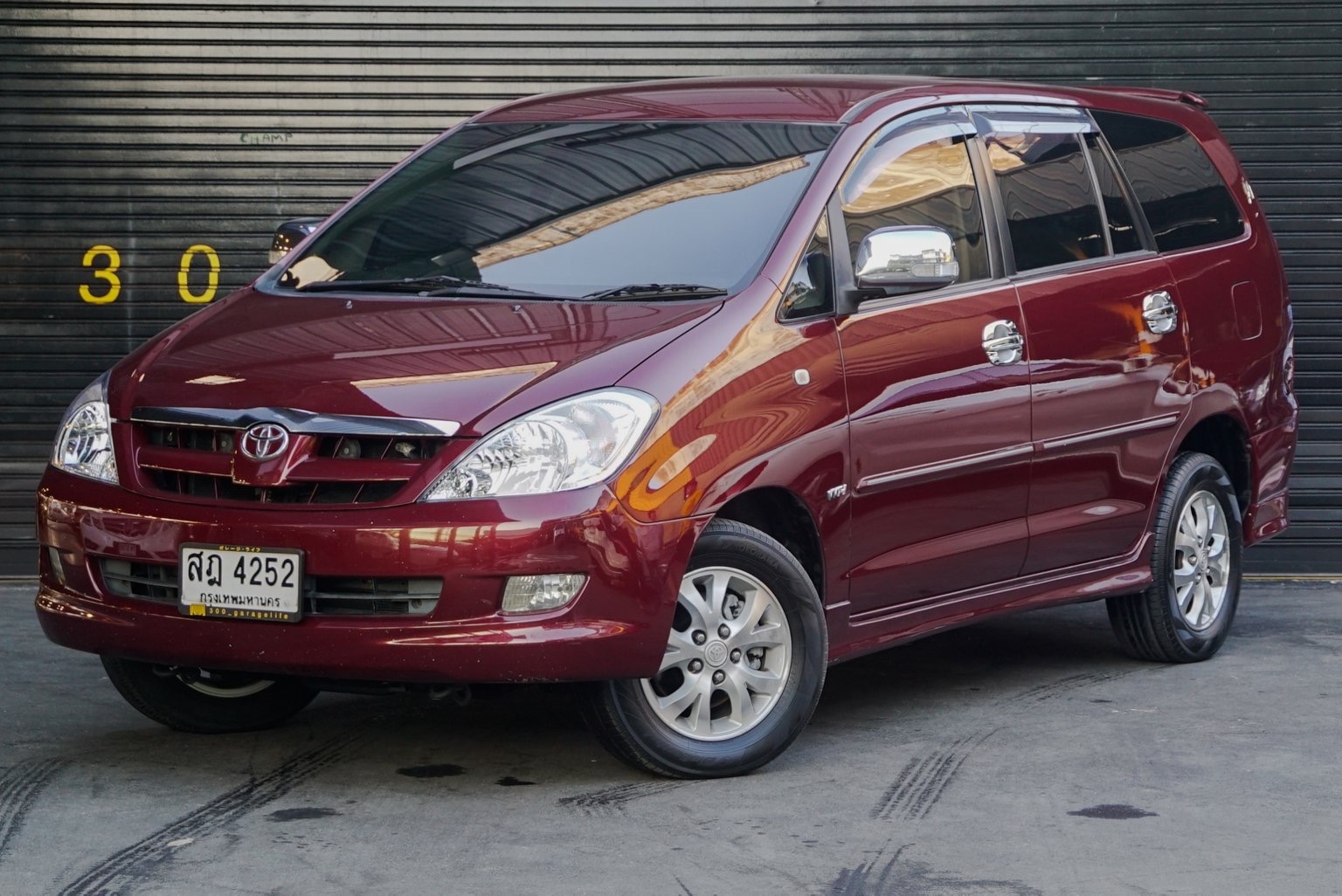 Toyota Innova ปี 2005 สีแดง