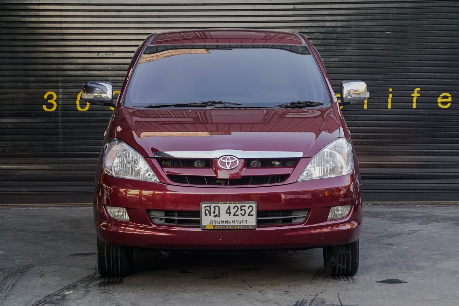 Toyota Innova ปี 2005 สีแดง