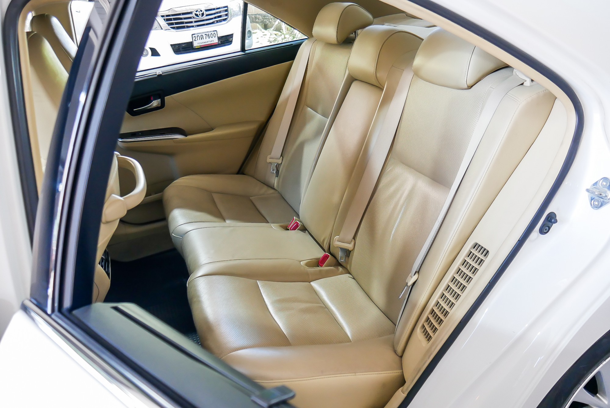 TOYOTA CAMRY 2.5 HV NAVI MINOR CHANGE AT ปี 2015 สีขาว (รูปที่ 14)