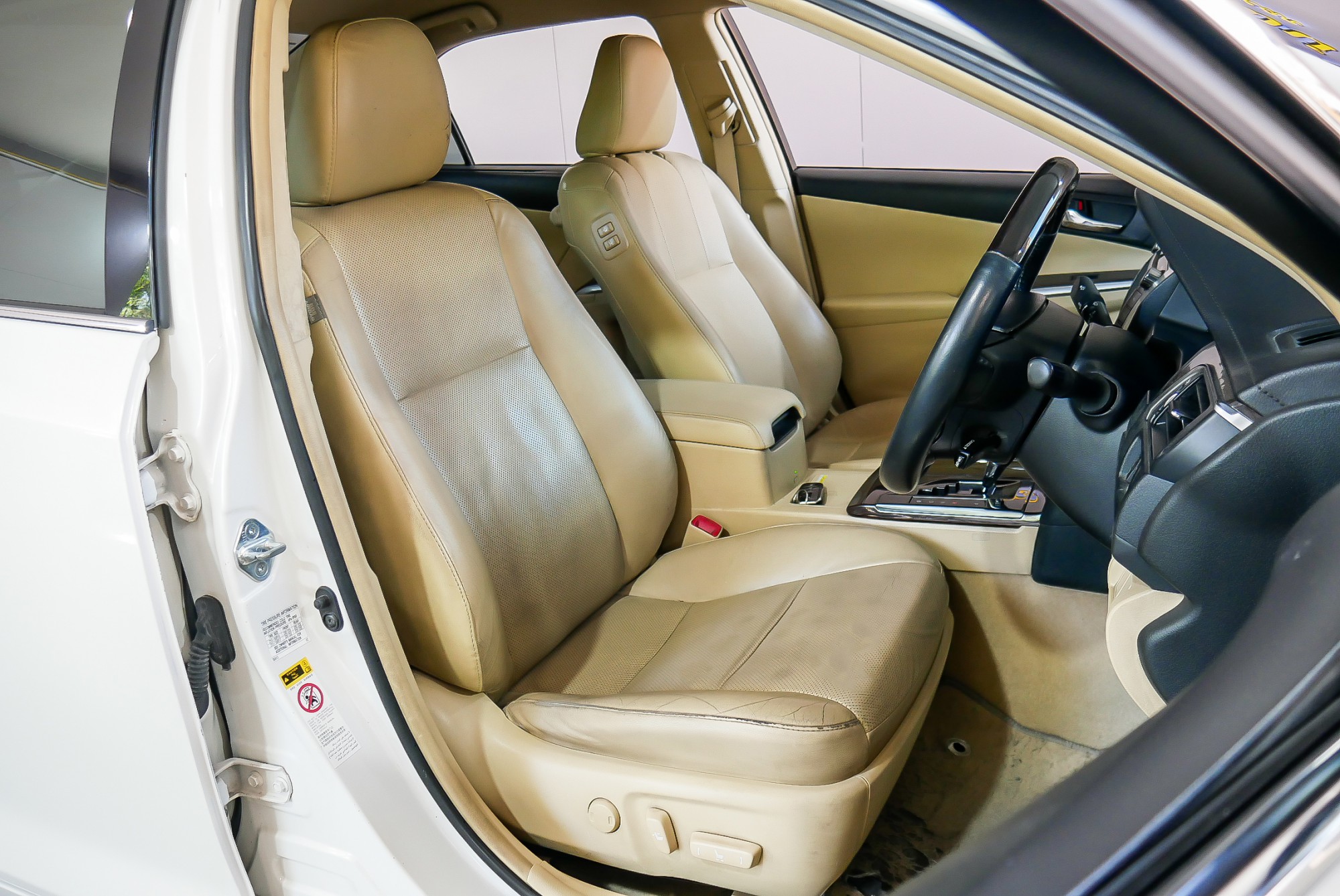 TOYOTA CAMRY 2.5 HV NAVI MINOR CHANGE AT ปี 2015 สีขาว (รูปที่ 11)