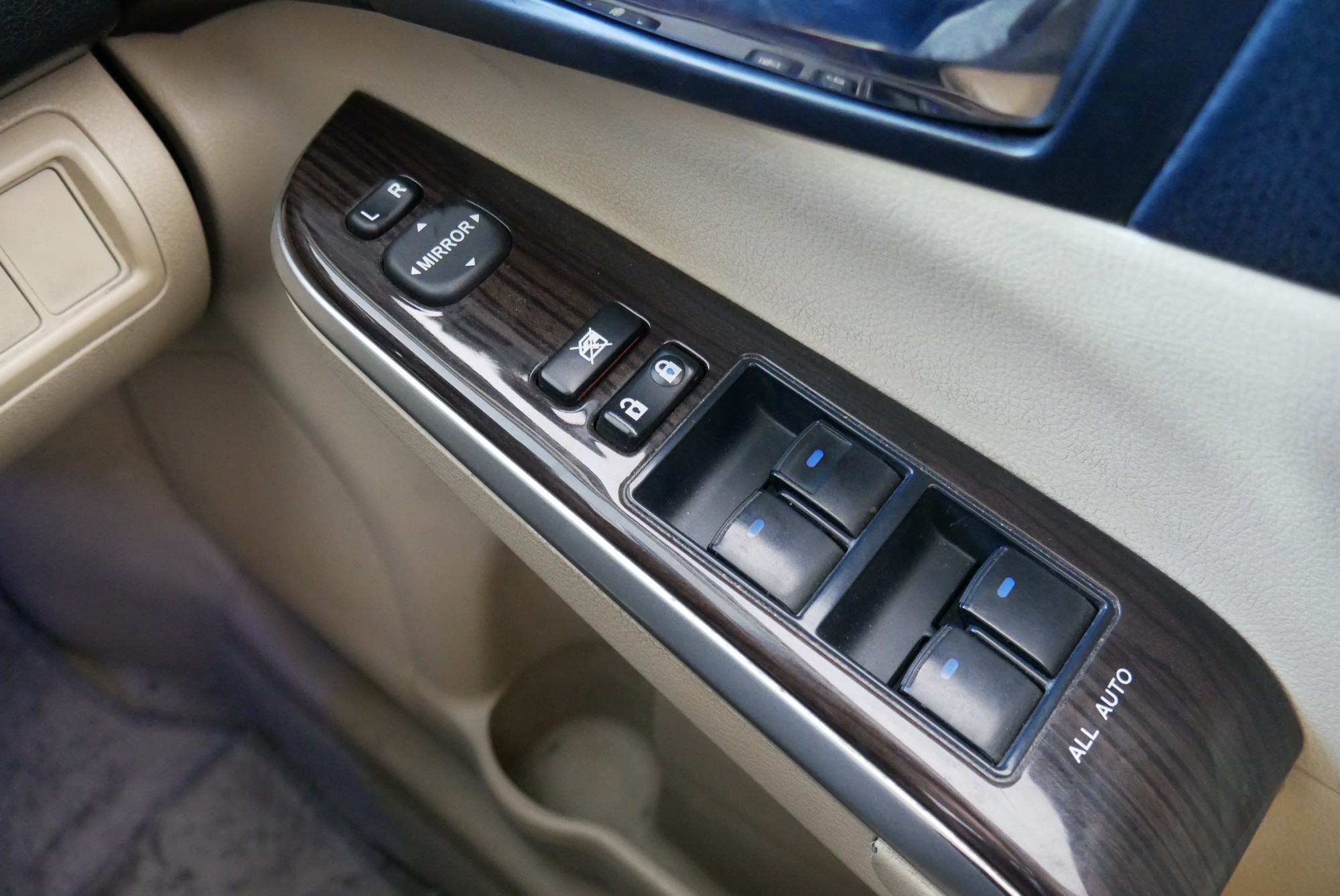TOYOTA CAMRY 2.5 HV NAVI MINOR CHANGE AT ปี 2015 สีขาว (รูปที่ 6)