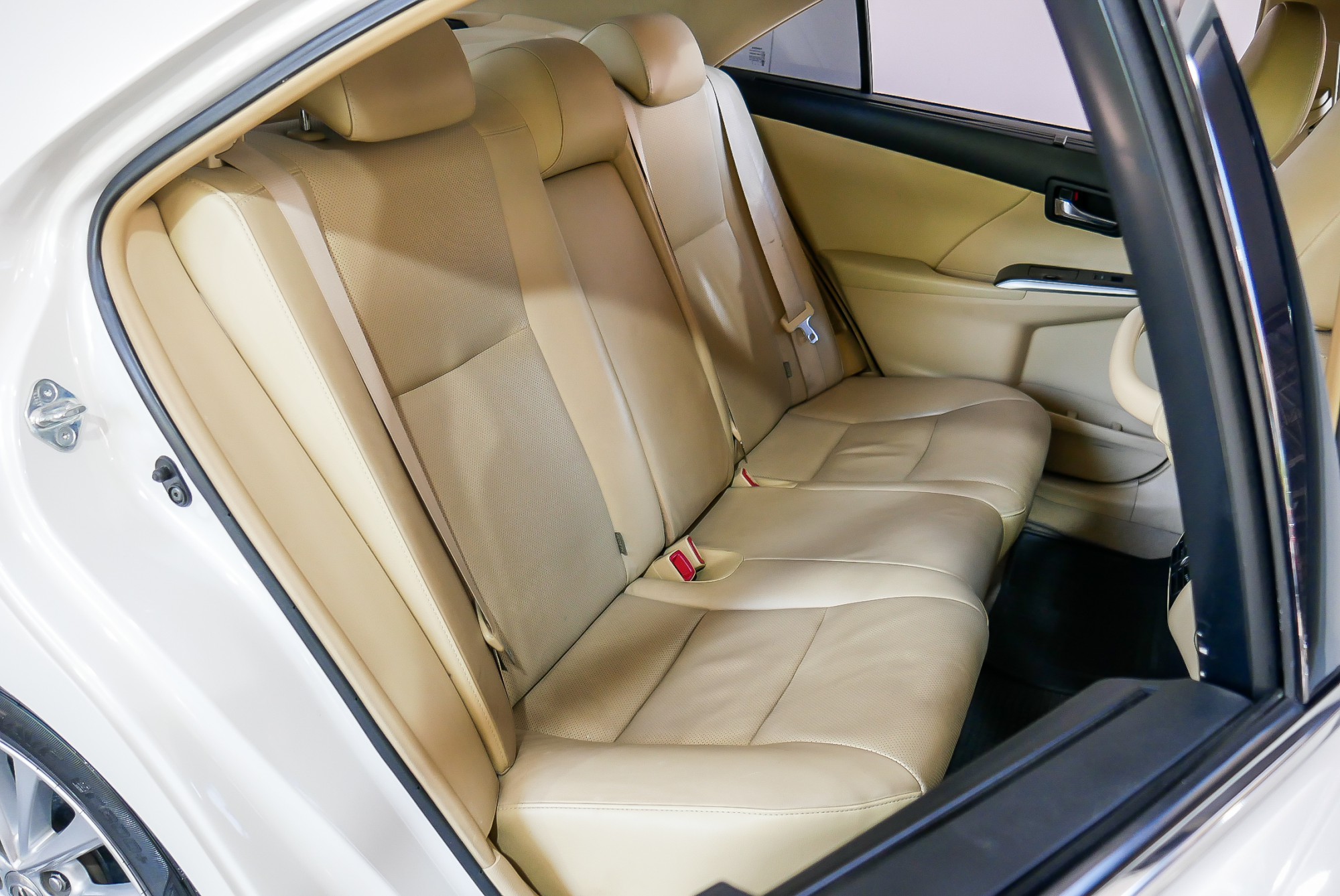 TOYOTA CAMRY 2.5 HV NAVI MINOR CHANGE AT ปี 2015 สีขาว (รูปที่ 13)