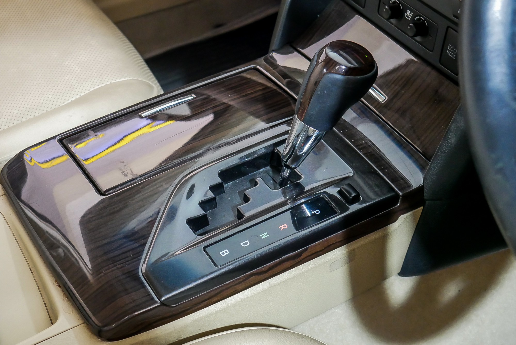 TOYOTA CAMRY 2.5 HV NAVI MINOR CHANGE AT ปี 2015 สีขาว (รูปที่ 12)