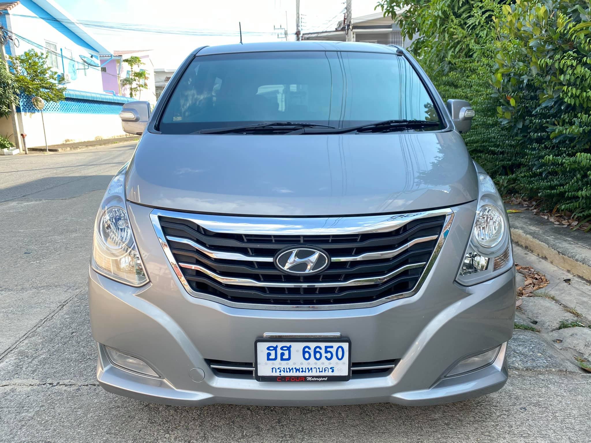 Hyundai H-1 ปี 2015 สีเทา