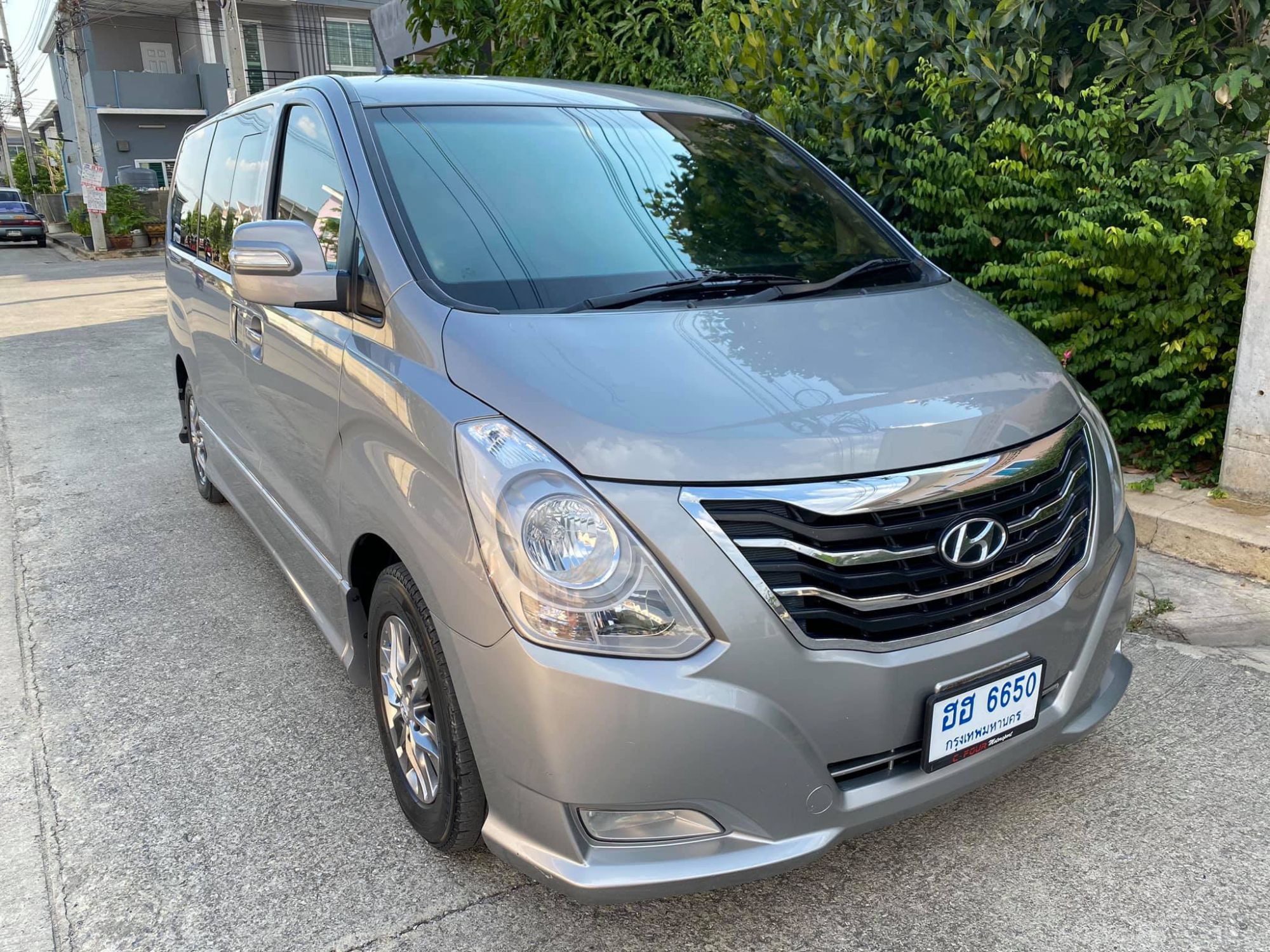 Hyundai H-1 ปี 2015 สีเทา (รูปที่ 2)