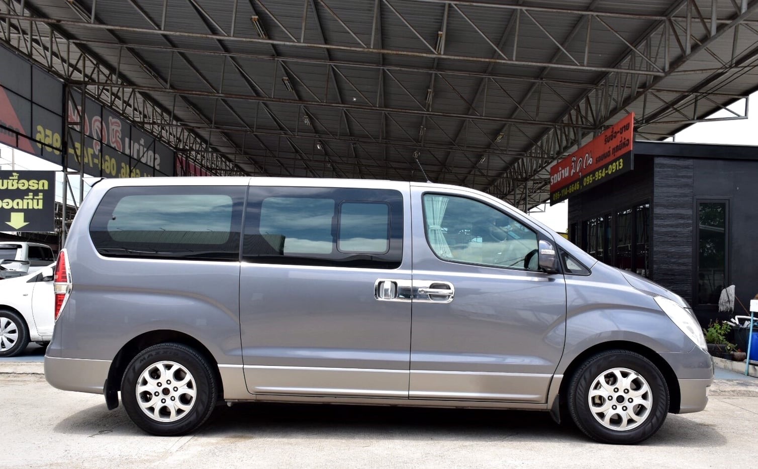 Hyundai H-1 ปี 2010 สีเทา