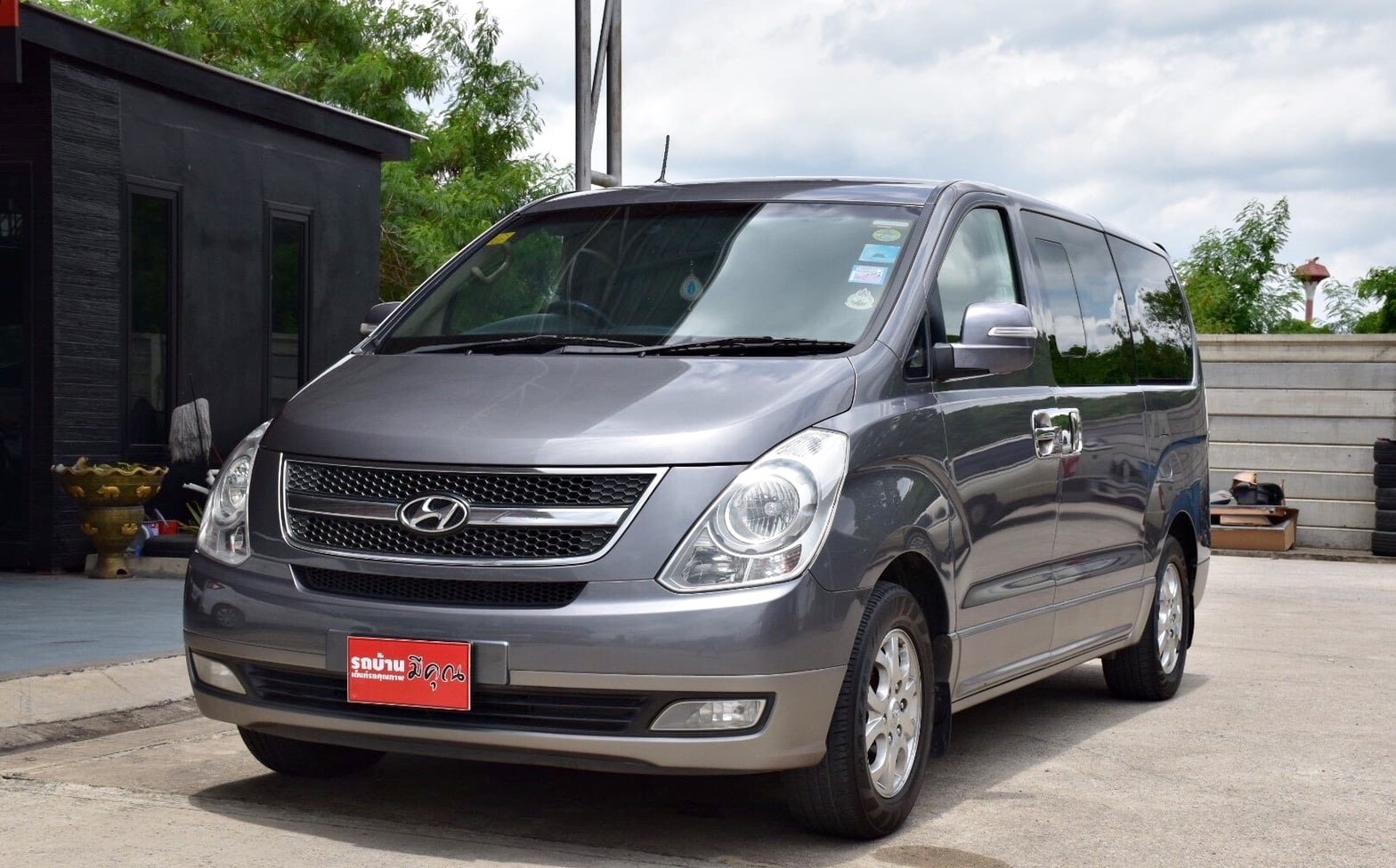 Hyundai H-1 ปี 2010 สีเทา