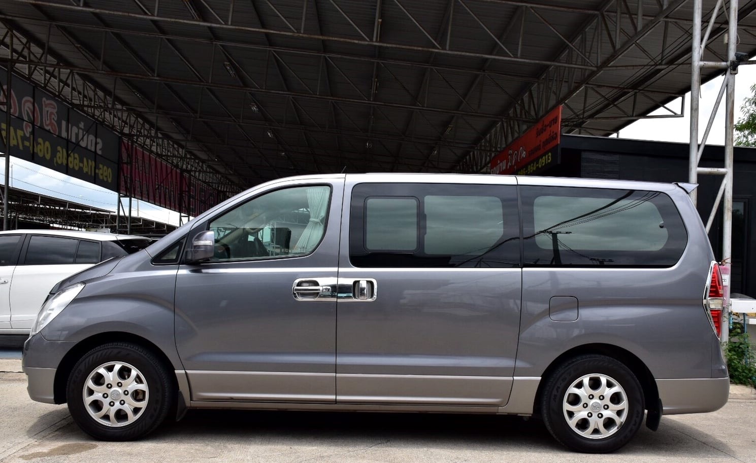 Hyundai H-1 ปี 2010 สีเทา