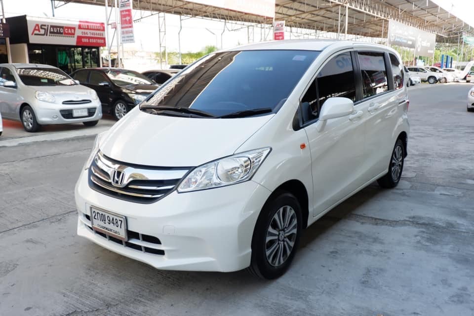 Honda Freed ปี 2013 สีขาว