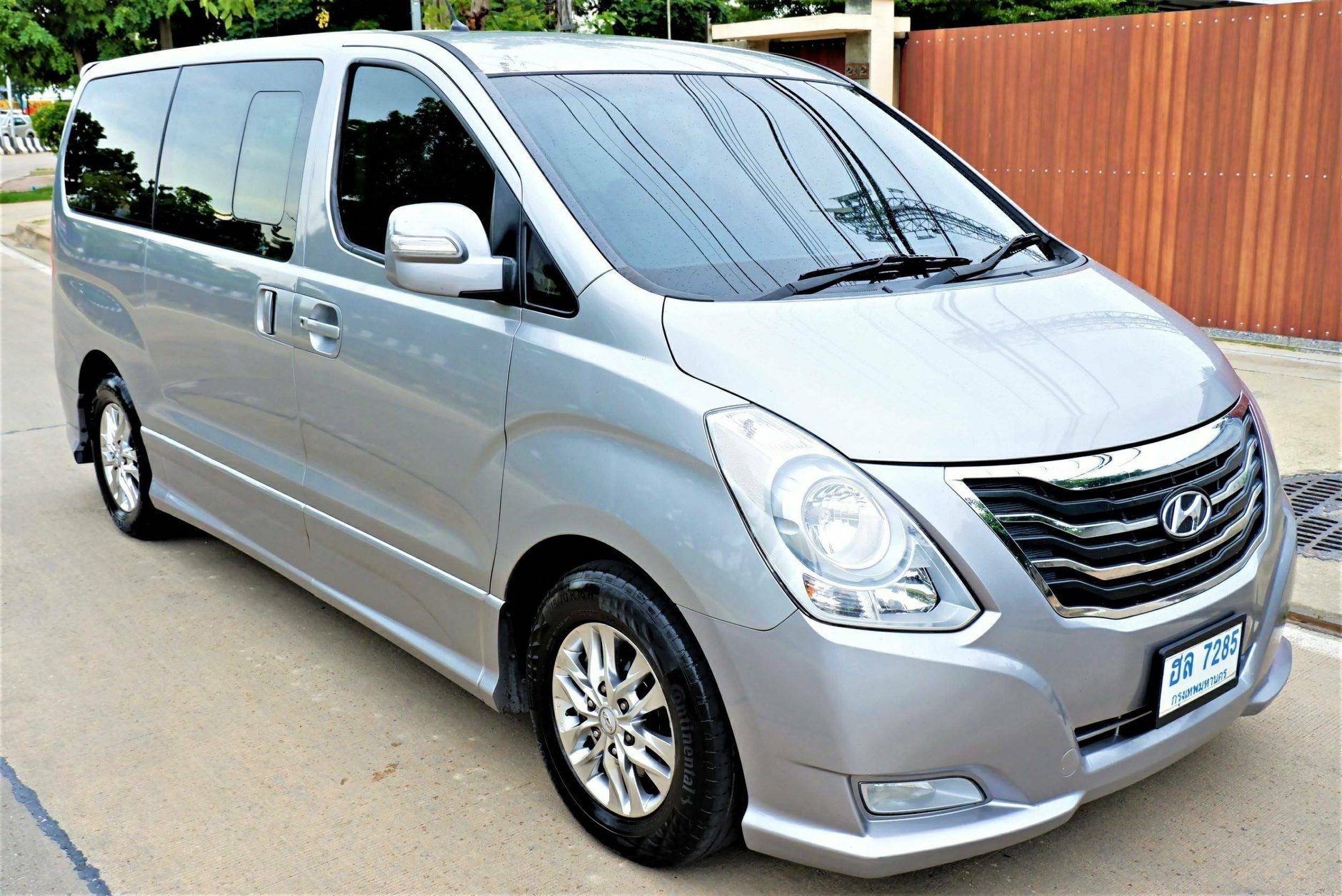 Hyundai H-1 ปี 2015 สีเงิน