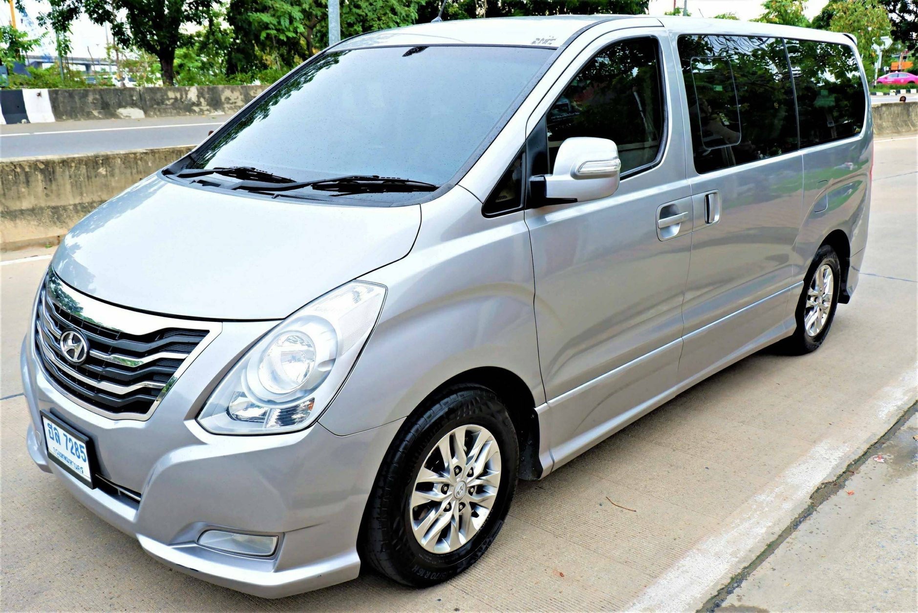 Hyundai H-1 ปี 2015 สีเงิน