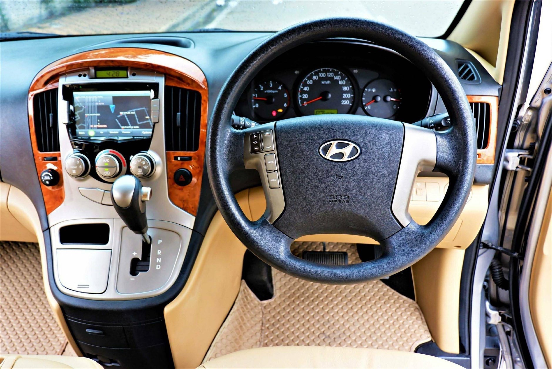 Hyundai H-1 ปี 2015 สีเงิน
