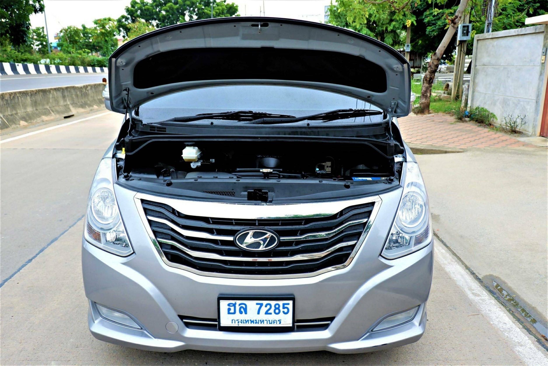 Hyundai H-1 ปี 2015 สีเงิน