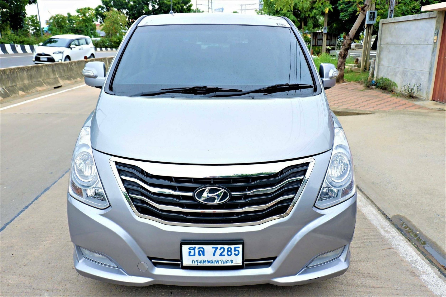 Hyundai H-1 ปี 2015 สีเงิน