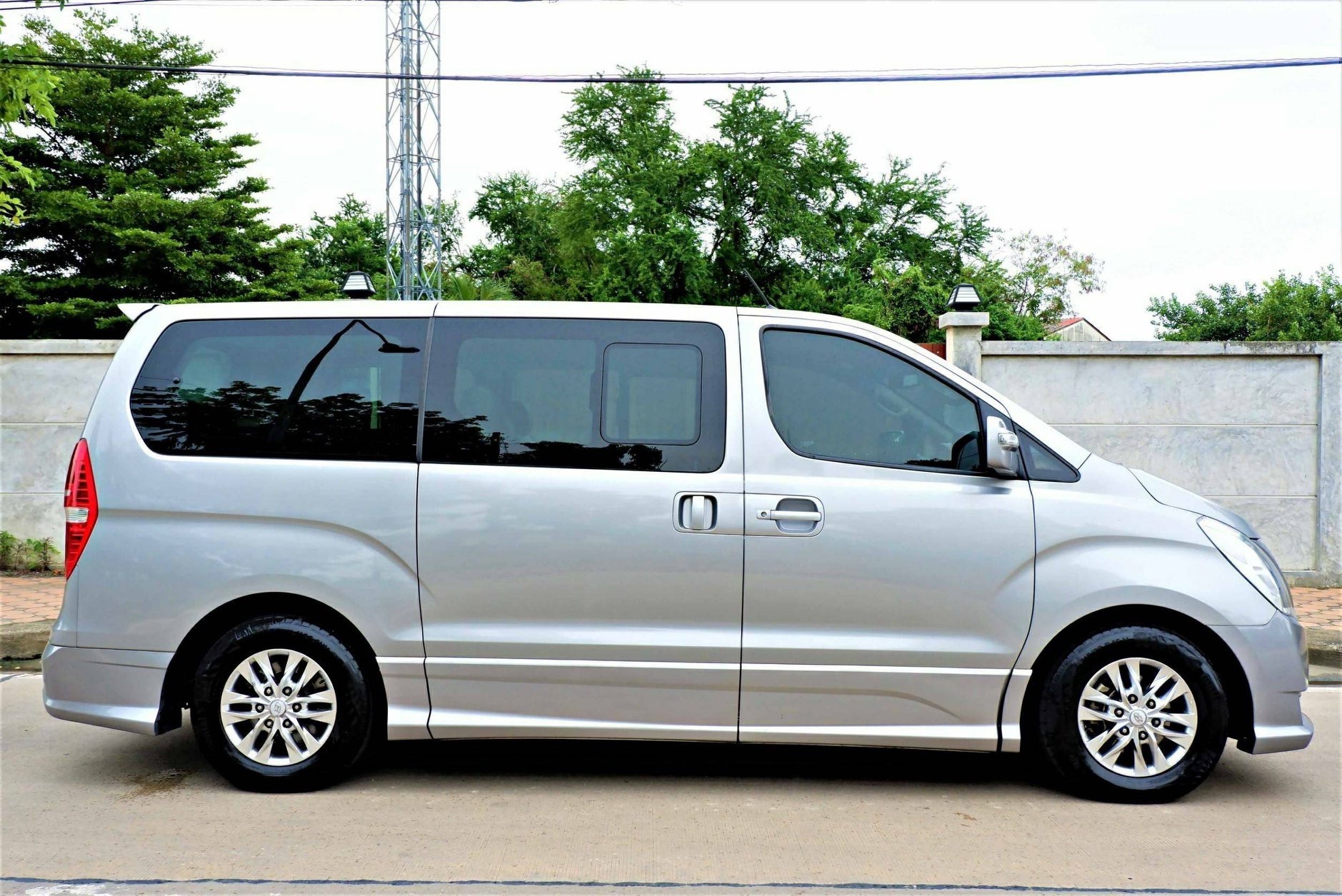 Hyundai H-1 ปี 2015 สีเงิน