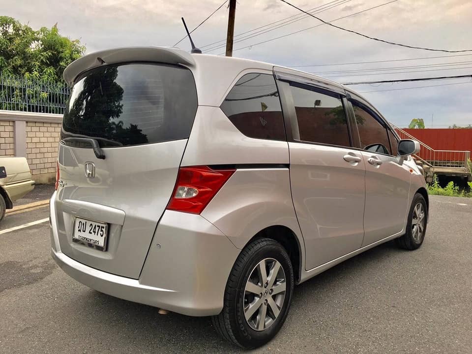 Honda Freed ปี 2010 สีเงิน (รูปที่ 4)
