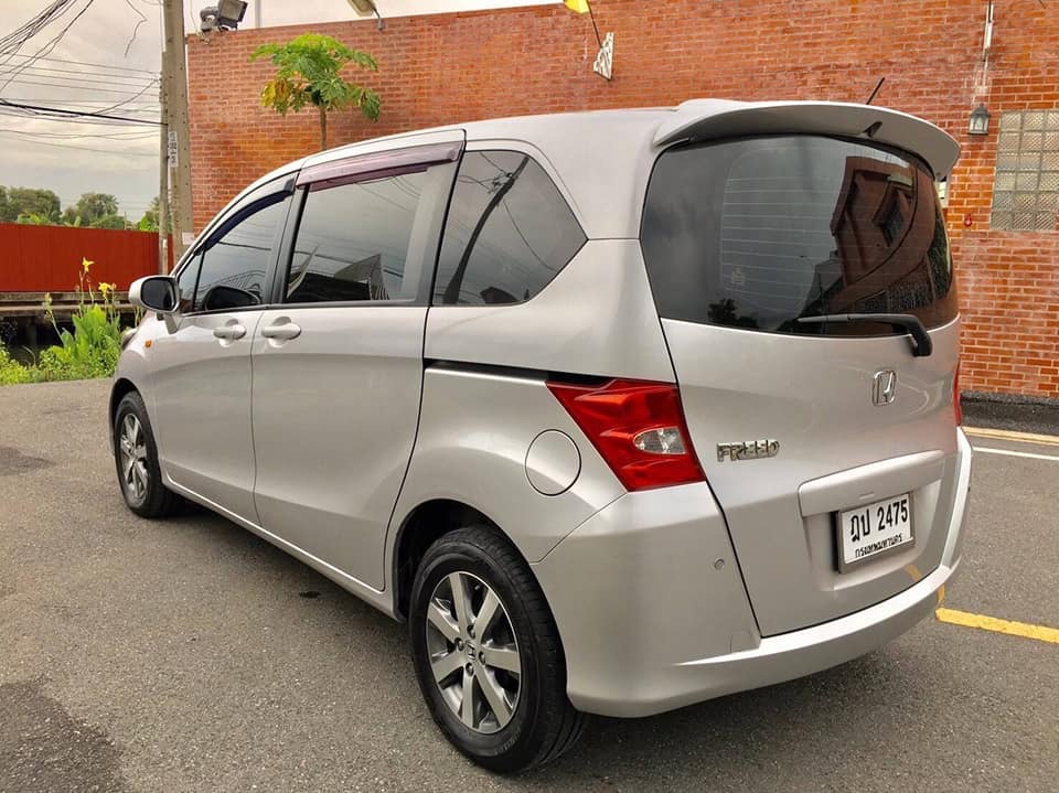 Honda Freed ปี 2010 สีเงิน (รูปที่ 2)