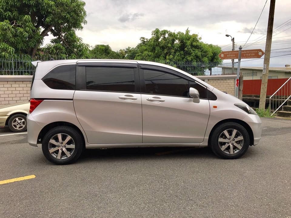 Honda Freed ปี 2010 สีเงิน (รูปที่ 8)