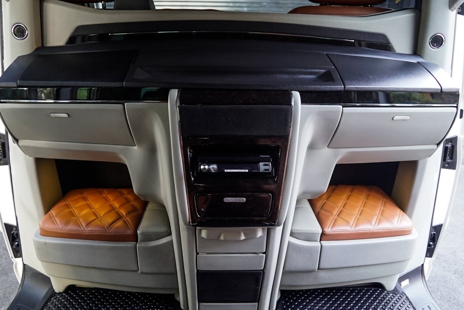 Volkswagen Transporter (Caravelle) Caravelle ปี 2011 สีขาว (รูปที่ 14)