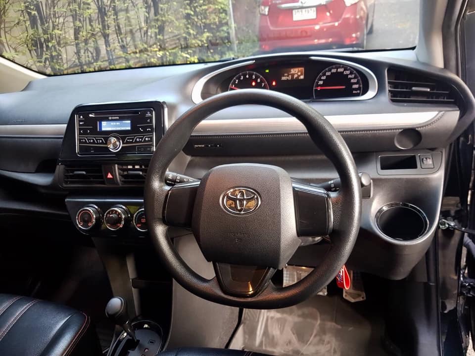 Toyota Sienta ปี 2017 สีดำ (รูปที่ 9)