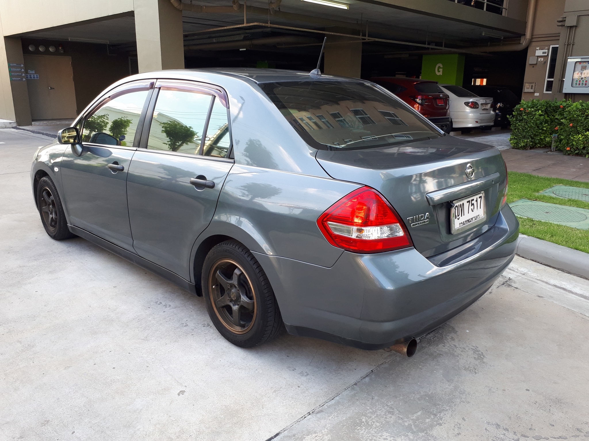 Nissan Tiida ปี 2011 สีเทา (รูปที่ 4)