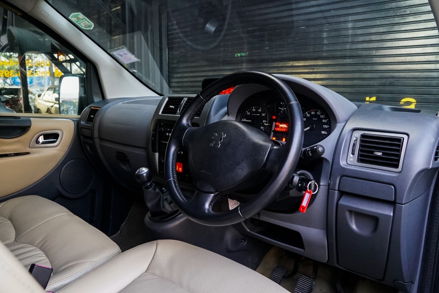 Peugeot Expert ปี 2010 สีเงิน (รูปที่ 9)
