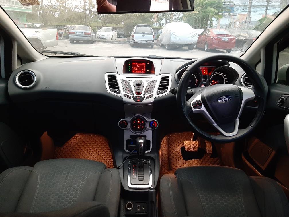 Ford Fiesta ปี 2012 สีขาว (รูปที่ 8)