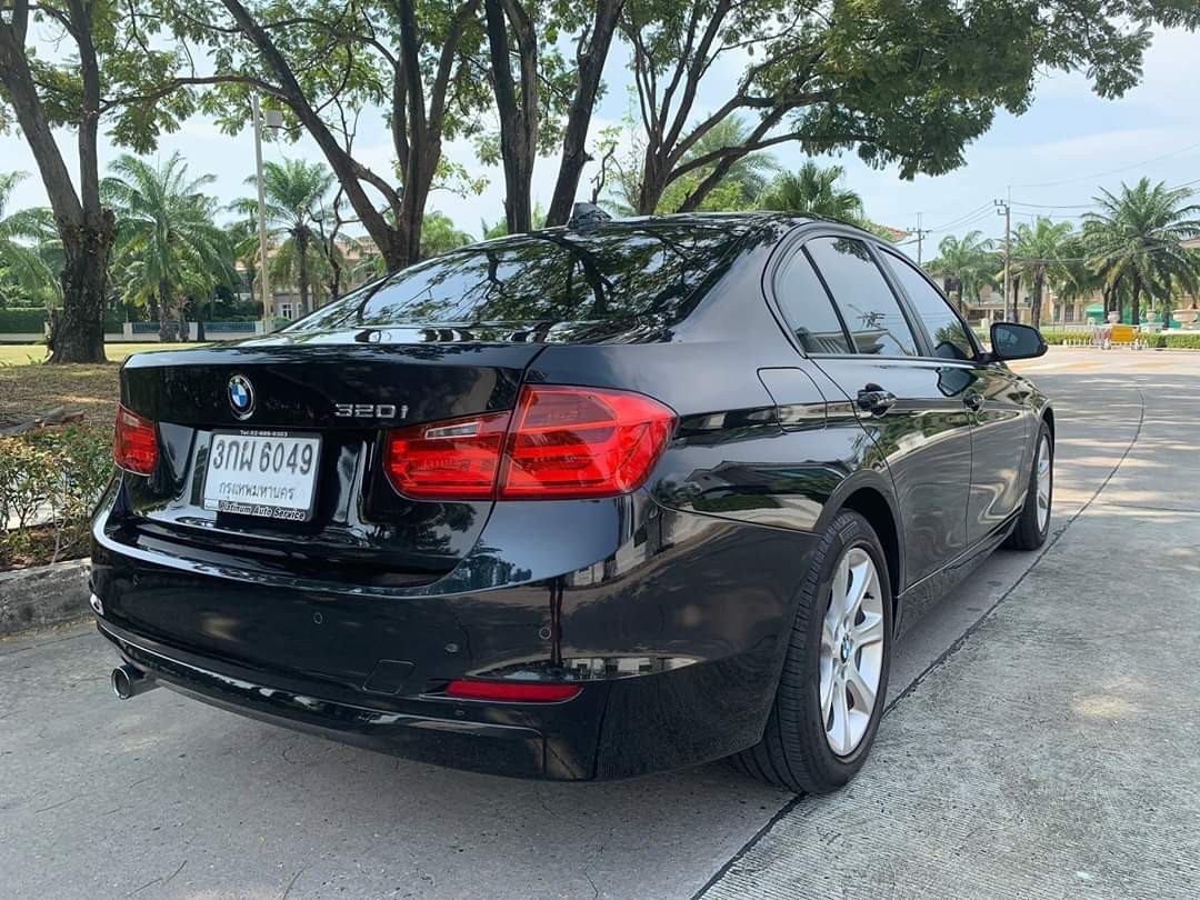 BMW 3 Series Gen6 F30 320i ปี 2014 สีดำ (รูปที่ 16)