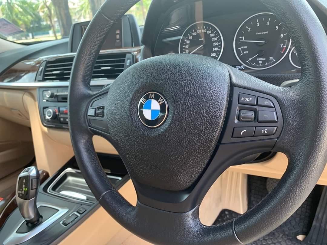 BMW 3 Series Gen6 F30 320i ปี 2014 สีดำ (รูปที่ 4)