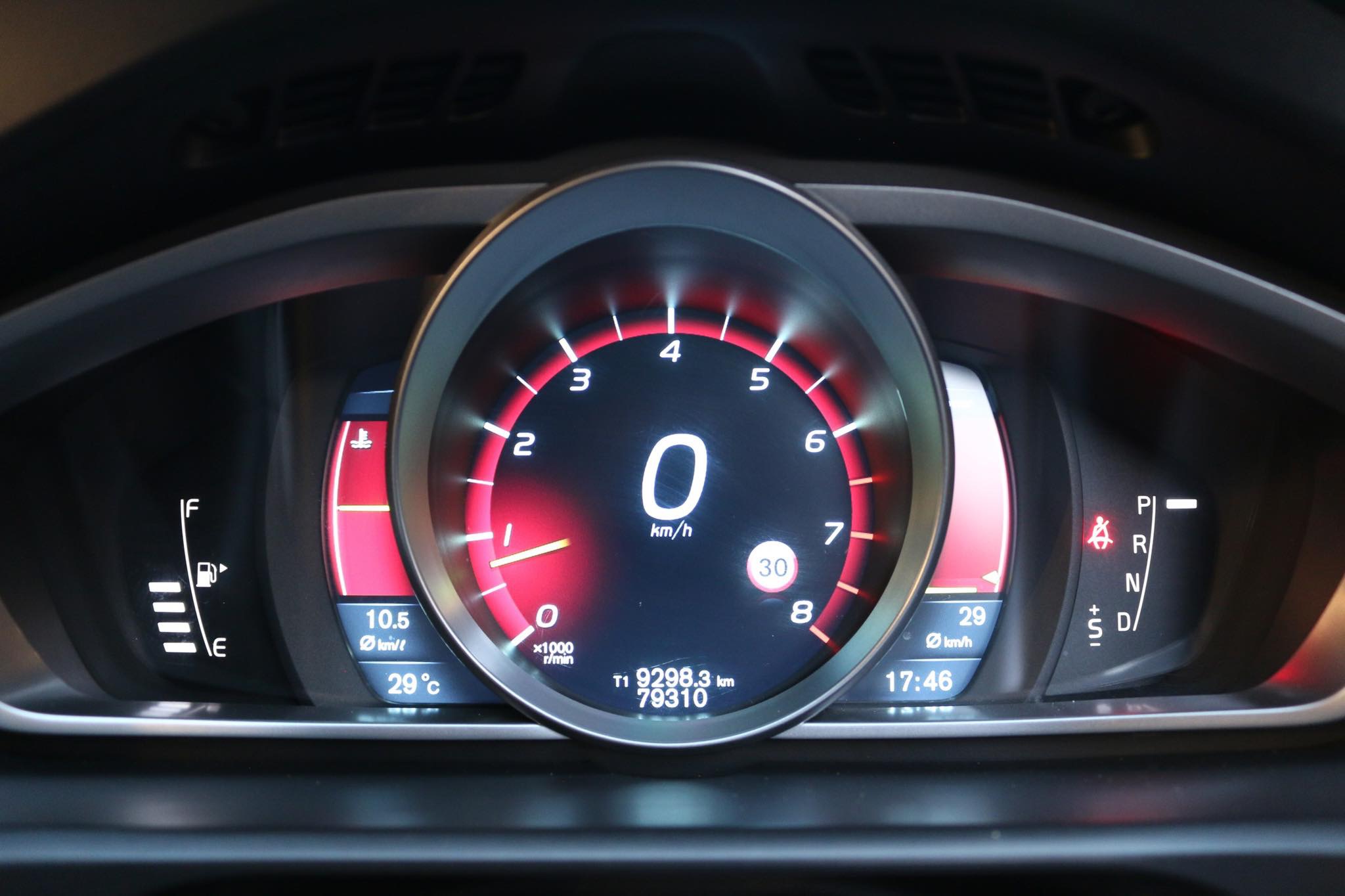 Volvo V40 ปี 2014 สีดำ (รูปที่ 20)
