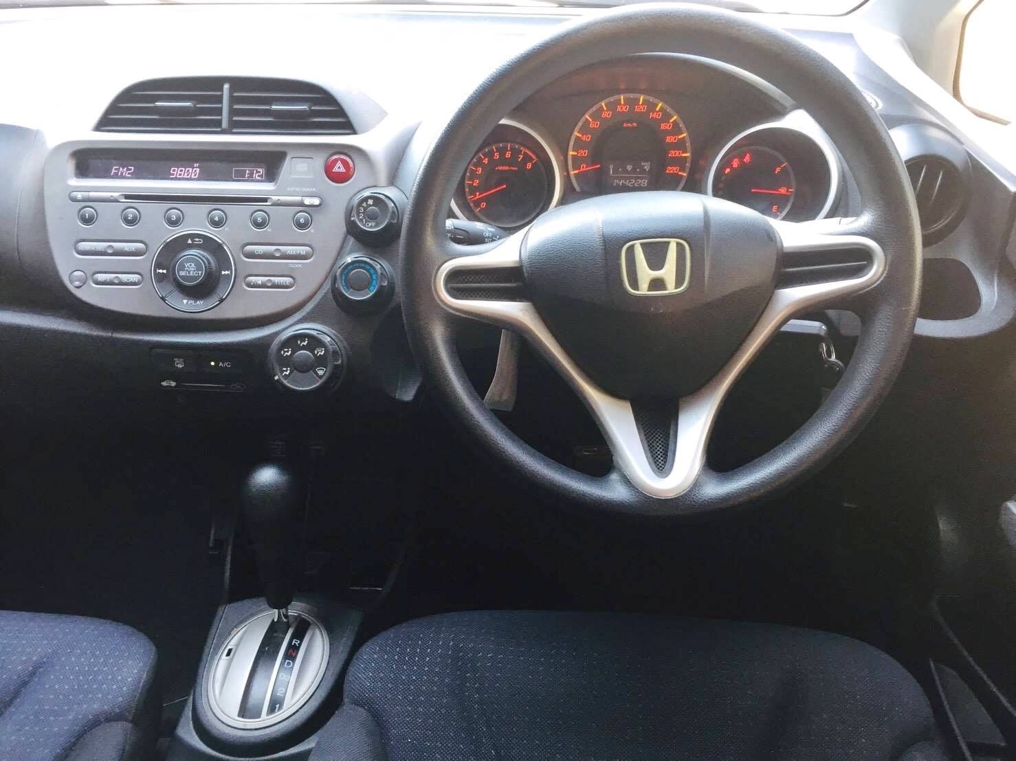 Honda Jazz GE ปี 2011 สีขาว (รูปที่ 5)