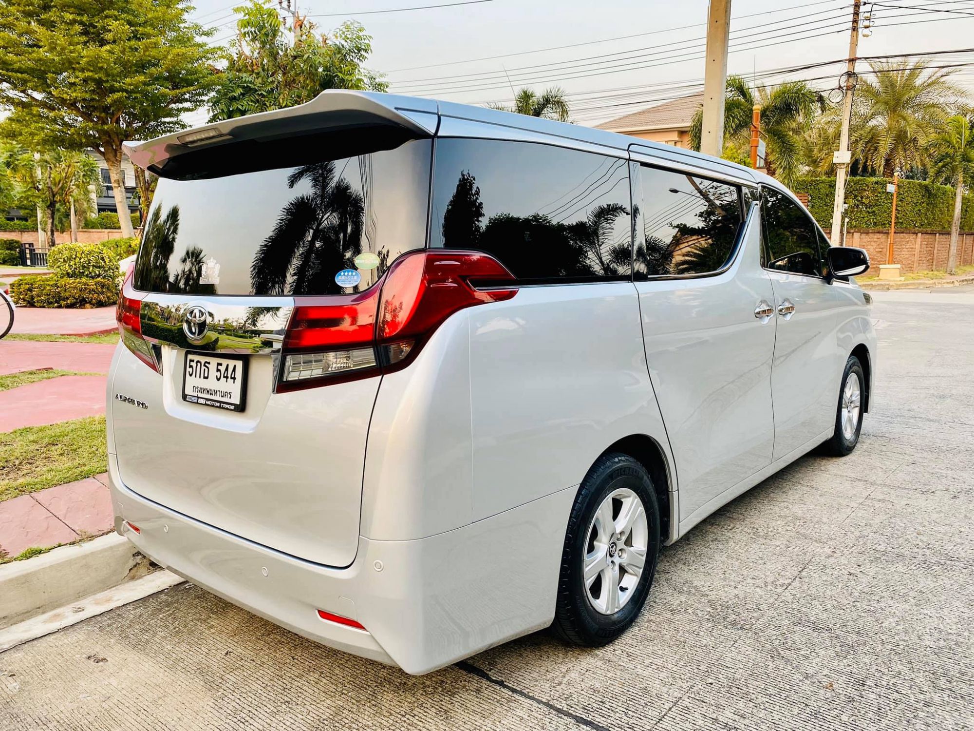 Toyota Alphard ปี 2017 สีขาว (รูปที่ 4)