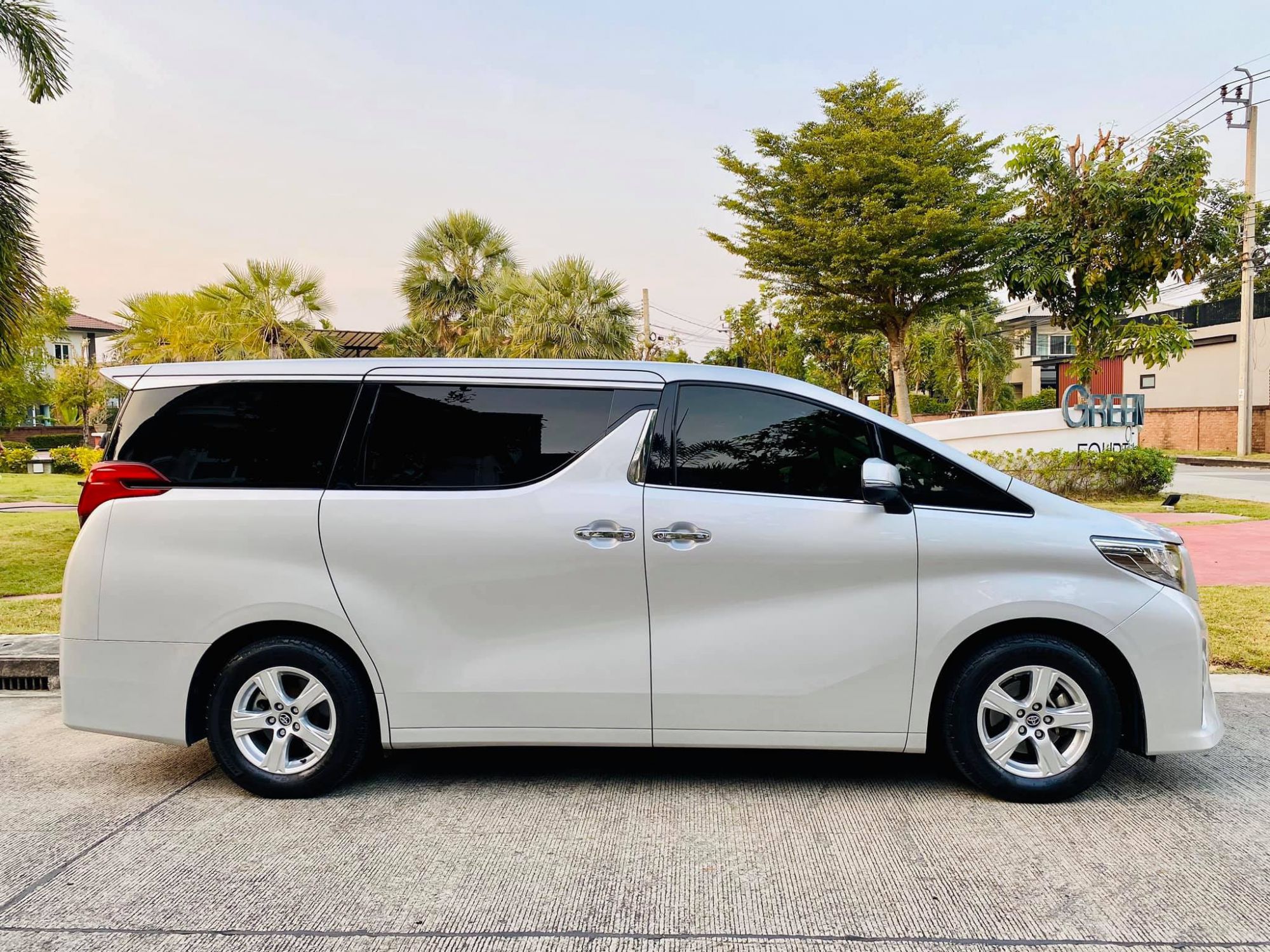 Toyota Alphard ปี 2017 สีขาว