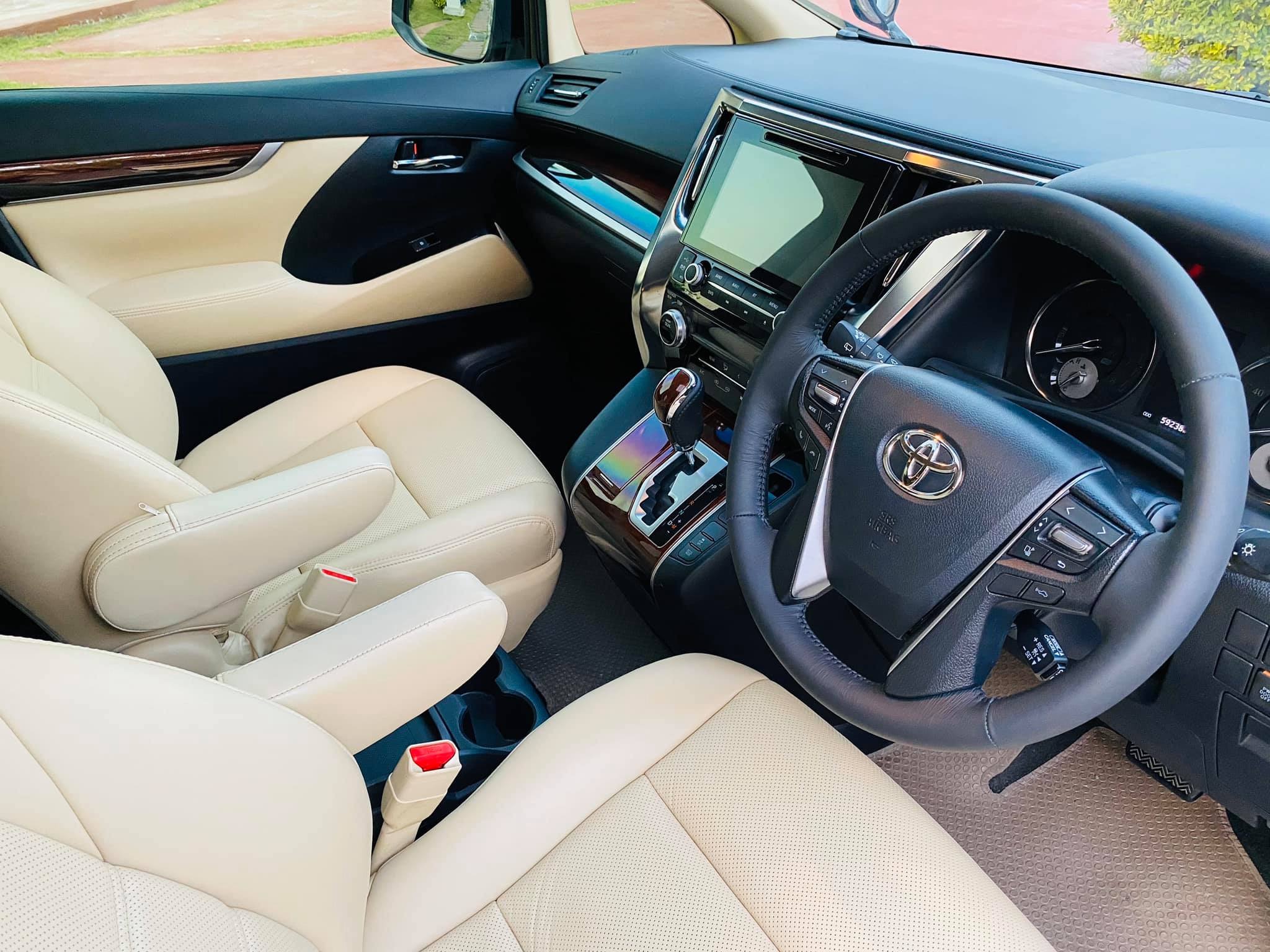 Toyota Alphard ปี 2017 สีขาว