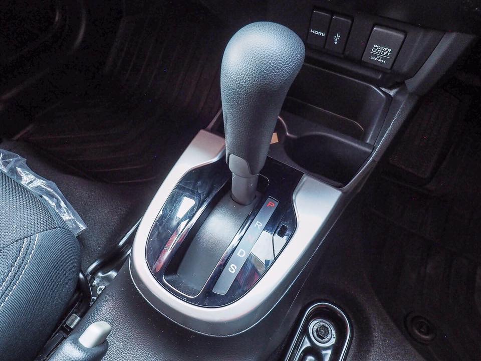 Honda Jazz GK ปี 2015 สีเหลือง (รูปที่ 11)