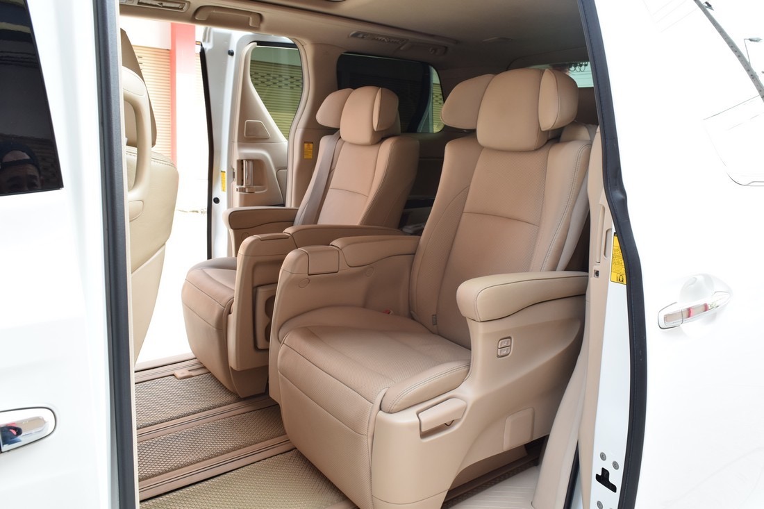 Toyota Alphard ปี 2013 สีขาว